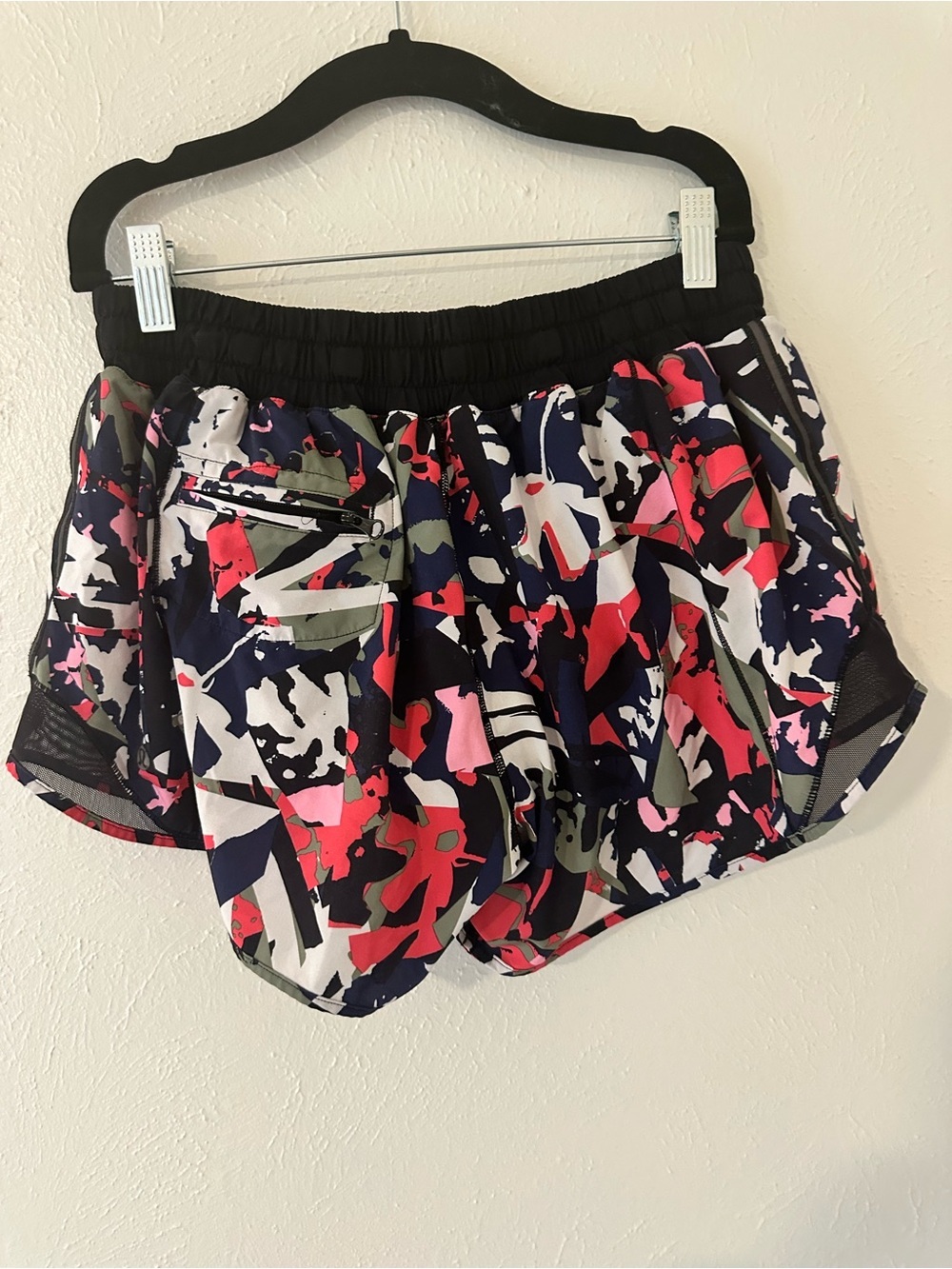 Lululemon Hotty Hot Short (Long)
Pop Cut Boom Juice Multi / Black - Picture 7 of 8
